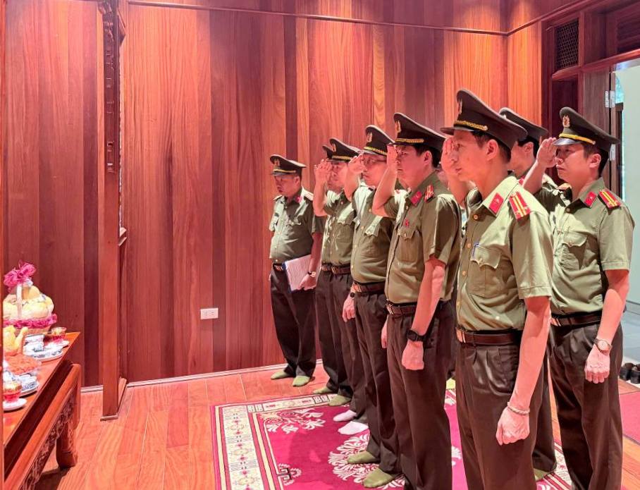Thanh tra Công an thành phố dâng hương tưởng niệm Chủ tịch Hồ Chí Minh